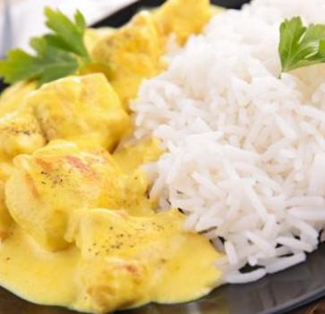 Pollo al curry y verduras con arroz jazmín